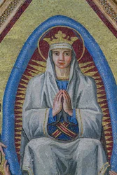 Madonna em mandorla, detalhe da Assunção de Maria em glória, mosaico, empena da entrada central, fachada da catedral de Orvieto, Úmbria, Itália