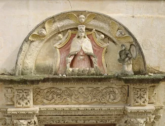 Madonna of the Misericordia, detalhe do portal lunette (pedra)