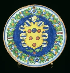 Placa Maiolica que ostenta o brasão Medici com uma borda de folhagem e frutas, italiano, século XVI