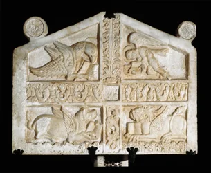 Escultura de mármore com símbolos de evangelistas (tetramorfo). Escultor lombardo anónimo do século IX. Fara Sabina (Rieti), Abbazia di Farfa