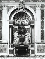 Monumento ao Papa Clemente XII (1652-1740) com urna de pórfiro e colunas do Panteão, entre Temperança (L.) e Prudência (R.) na Capela Corsini (bronze, mármore, pórfiro) (foto a p/b)