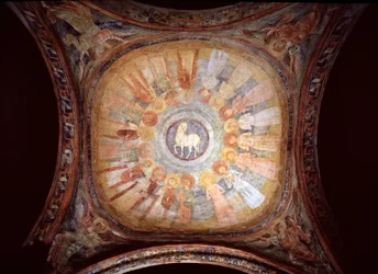 Cordeiro místico rodeado de santos e anjos - Fresco