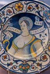 Prato decorado por um busto de uma bela mulher, com um motivo, primeira metade do século XVI (majolica)