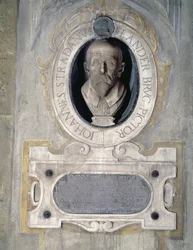 Retrato de Joannes Stradanus, pintor flamengo, desenhista e tapeçaria, nascido Jan van der Straet em Bruges, trabalhou na Itália, também conhecido como Giovanni Stradano (1523-1605) (mármore)