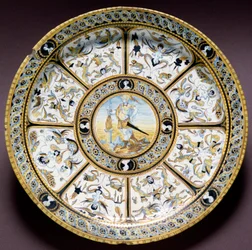 Representação do herói romano Cévola (Muzio Scevola). Prato de cerâmica produzido em Urbino, Itália. Cerca de 1590. Museu Nacional do Bargello, Florença