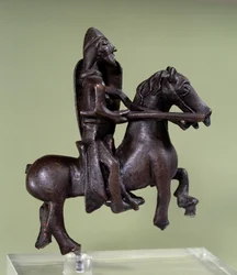 Arte românica: Estatueta de cavaleiro de bronze com armadura. Escultura em bronze da escola italiana. Século XI ou XII. Paris, Museu do Louvre.
