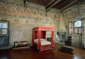 Sala da Castellana di Vergi mostrando as paredes com frescos e frisos retratando um romance medieval francês