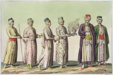 Criados transportando um cachimbo, um vaso com doces, café, um braseiro e um jarro de água de rosas, estampa 57 da Parte III, Volume I de «A História das Nações», gravada por V. Raineri