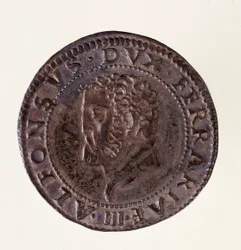 Moeda de prata (testone) de Ferrara: reinado do duque Afonso II d’Este (1559-1597). Diâmetro 2,7 cm. Roma, Museo Nazionale delle Terme