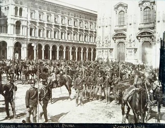 Soldados, sob o comando do general Bava Beccaris, em frente à catedral, durante os tumultos em Milão, de 6 a 9 de maio de 1898