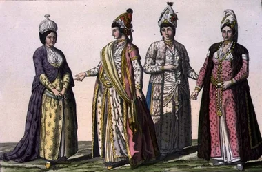 Três mulheres com trajes de inverno, primavera e verão (da esquerda para a direita) e uma com traje de gravidez, gravura 59 da Parte III, Volume I de «A História das Nações», gravada por V. Raineri