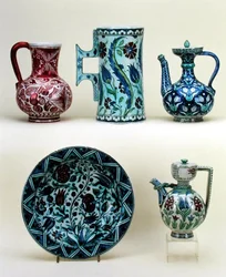 Em cima, L-R: Jarro; Grande Tankard; Cafeteira Oriental; Em baixo, L-R: Carregador; Cafeteira Oriental, toda maiolica de Cantagalli Factory, c.1890 (barro)