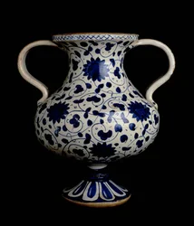 Vaso de vidro de brilho policromado de duas mangas com decoração azul e branca, italiano, fabricado em Deruta, no início do século XVI (cerâmica)