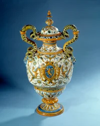 Vaso com cabos torcidos em majolic (maiolica) feito nas fábricas de faiança de Patanazzi na Itália (final do século 16 e 17) Paris, Museu do Louvre