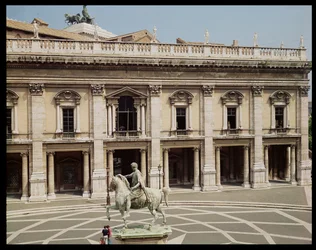 Vista do Palazzo Nuovo e da estátua equestre de Marco Aurélio (121-180 dC)