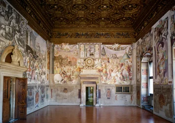 Vista da Sala da Audiência para a Cappella dei Priori, desenhada por Benedetto (1442-97) e Giuliano (1432-90) por Maiano, afrescos de Francesco de Rossi Salviati (c.1520-75) (pós restauração