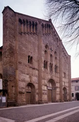 Vista da fachada da igreja de São Michele Maggiore