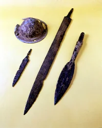 Armas de um guerreiro Lombard: guarda-chuva, punhal, espada e ponta de lança. Museu de Cividale del Friuli.