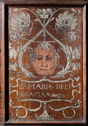 Placa de madeira decorada com um rosto e a inscrição "Santa Maria delle Gracia", sacristia del bramante 1429-1481 Basílica de Santa Maria delle Grazie Milan (banco de madeira decorado com um rosto e a inscrição "Santa Maria delle Gracia", sacristia Bramant