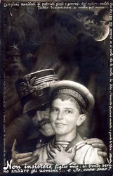 Primeira Guerra Mundial: invasão militar do exército italiano: Victor Emmanuel III segurando o príncipe Umberto (cartão impresso)