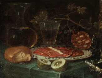 Natureza morta com pedaço de pão, garrafa de vidro, copo de vinho, prato com presunto e salsicha de presunto, limão e faca com cabo de madrepérola