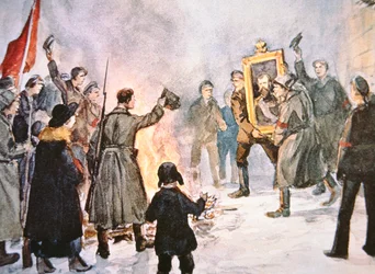 Soldados bolcheviques prestes a queimar um retrato do czar, durante a Revolução Russa de 1917