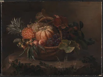 Uma cesta de frutas em um toco de árvore