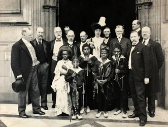 Pigmeus africanos na Câmara dos Comuns, Londres, 29 de junho de 1905 (impressão de prata gelatinosa)