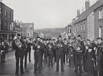 Helston Flora Day, tocando a dança furiosa