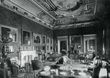 A sala de visitas, Montagu House, 1908.