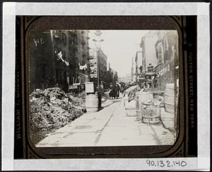 Tammany Street Cleaning antes do Dia Warings, em frente ao 9 Varick Place, c.1890