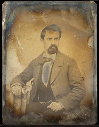 [Retrato de um homem sentado com barba à Van Dyke]