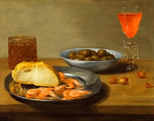 Um prato com camarão e um rolo e uma tigela com azeitonas,