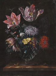 Um vaso de vidro com flores