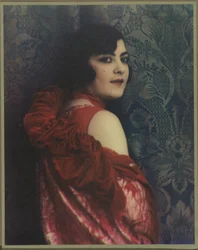 Retrato de uma mulher em um vestido vermelho