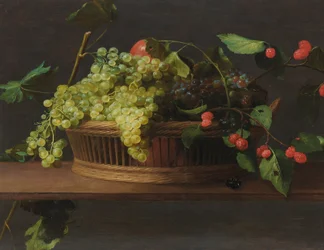 Um cesto de uvas e framboesas num parapeito