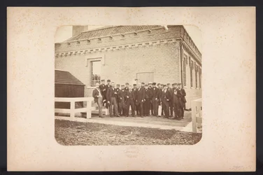 Foto de grupo dos operários, 1867-1869 Recuperação dos Lagos em Schieland leste de Rotterdam (título da série no objeto)