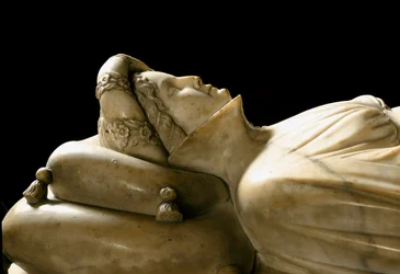 Monumento a Ilaria del Carretto da família do Marquês de Savona. Detalhe. Escultura em mármore.