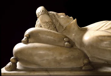 Monumento a Ilaria del Carretto da família do Marquês de Savona. Detalhe. Escultura em mármore.