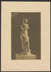[Estátua de mulher].