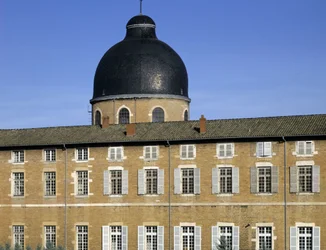 Arquitectura barroca: cúpula do Hotel Dieu (século XVIII) do arquitecto Jacques Germain (Jacques-Germain) Soufflot (1713-1780). Macon, Saone e Loire (Saone-et-Loire) (71).