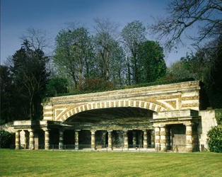 França, Chatou (Yvelines): A Nymphee de Soufflot construída para albergar uma fonte. Arquitetura de Soufflot (o arquiteto do Pantheon) entre 1774 e 1777.