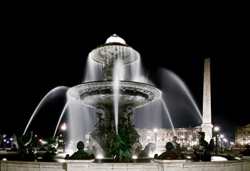 Vista da fonte feita por Jacques Ignace Hittorff e do obelisco da Place de la Concorde em Paris.