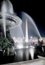 Vista da fonte feita por Jacques Ignace Hittorff e do obelisco da Place de la Concorde em Paris.