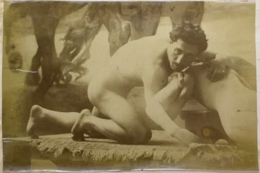 Estudo de um modelo nu masculino, deitado no chão e lutando com um manequim, no estúdio de Jacques de Lalaing, possível estudo preliminar para a pintura The Wrestlers