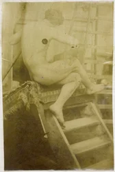 Estudo de um modelo masculino nu, visto por trás e sentado em degraus no estúdio de Jacques de Lalaing