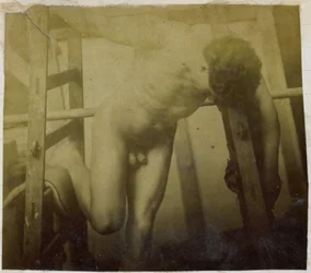 Estudo de um modelo nu do sexo masculino, preso numa moldura de madeira, no estúdio de Jacques de Lalaing