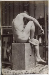 Estudo de um modelo nu masculino, sentado e visto de lado, no estúdio de Jacques de Lalaing