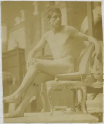 Estudo de um modelo nu masculino, sentado numa poltrona e visto de trás, no estúdio de Jacques de Lalaing