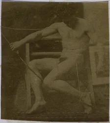 Estudo de um modelo nu masculino, sentado num degrau, visto de frente com uma corda e uma vénia no colo, no estúdio de Jacques de Lalaing